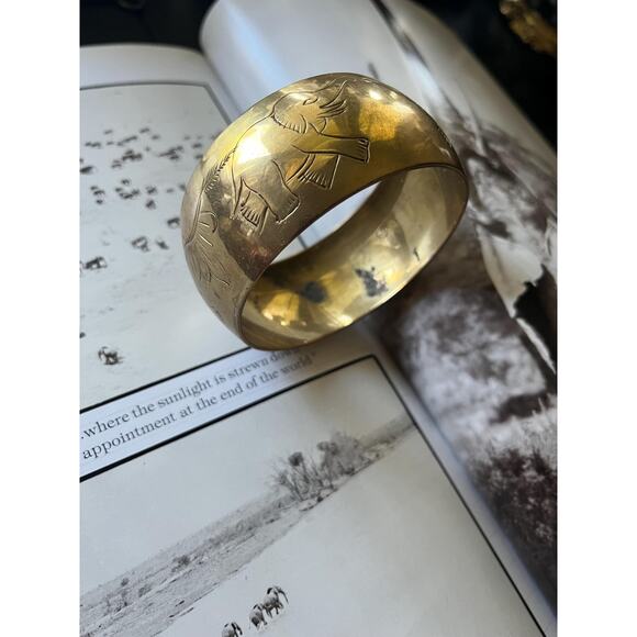 Vintage gold bangle with engraved elephants - Picture 3 of 7